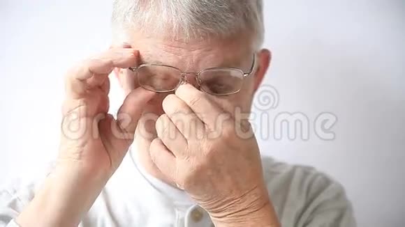 戴眼镜鼻垫刺激的男人视频的预览图