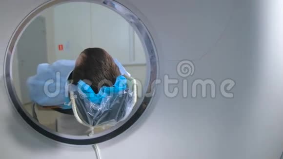 人进行计算机断层扫描测试视频的预览图