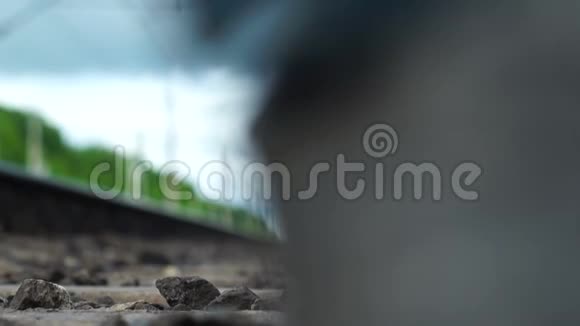 一个孤独的人沿着铁轨消失在茫茫人海中视频的预览图