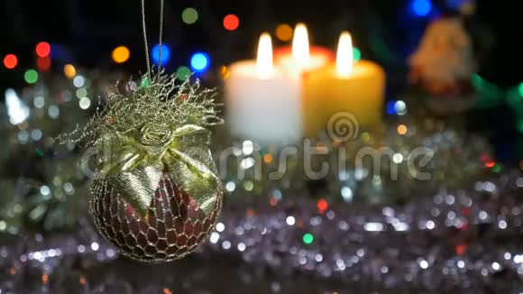 一个漂亮的大红球新年和圣诞装饰品燃烧蜡烛闪耀的加兰背景模糊视频的预览图
