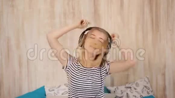 戴着耳机听音乐的女孩摇摇头视频的预览图