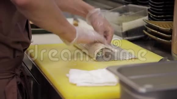 厨师手特写用鳄梨做日本料理视频的预览图