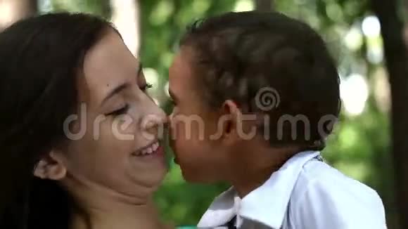 母亲和儿子之间的温柔时刻视频的预览图