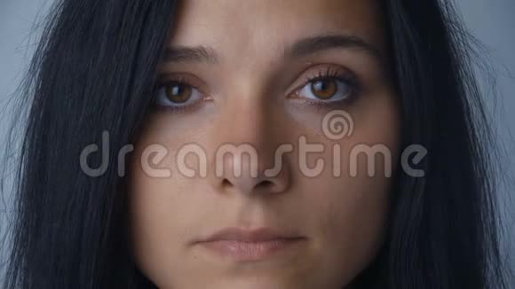 一幅深褐色眼睛深褐色皮肤的年轻女子的特写肖像视频的预览图