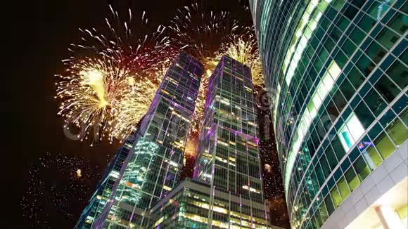 俄罗斯莫斯科国际商务中心城市摩天大楼上空的烟火视频的预览图