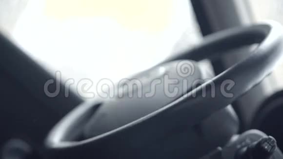 司机在方向盘后面汽车视频的预览图