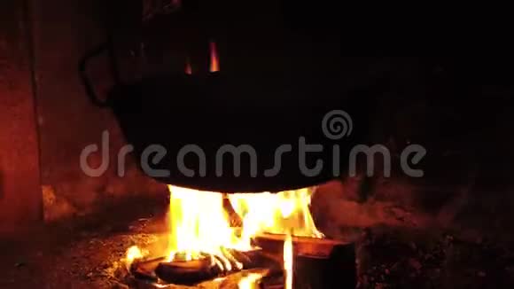 在秋天的一天里在锅里烧烤栗子视频的预览图
