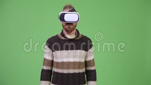 快乐的英俊胡子男人用虚拟现实耳机视频的预览图