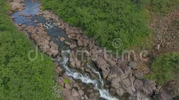 一条山河在冰岛的岩石之间流动安德列夫视频的预览图