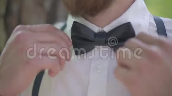 一个拿着面包矫正领带的人视频的预览图