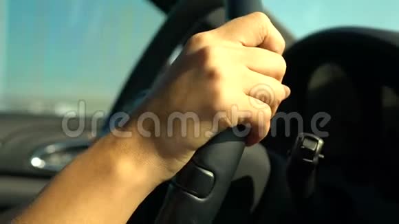 自信的女性驾驶汽车交通规则和道路安全手特写视频的预览图