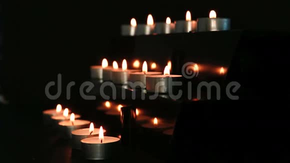 圣坛上的蜡烛视频的预览图