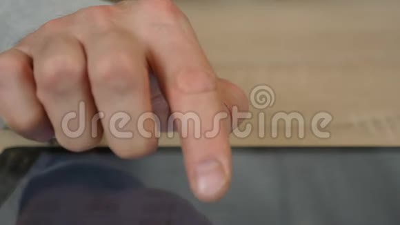 男性手与平板接近人们用手指敲击在互联网上搜索一些东西视频的预览图
