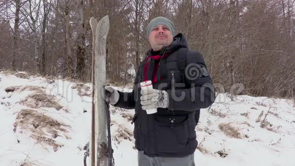 室外有一对滑雪和热水瓶的男人视频的预览图