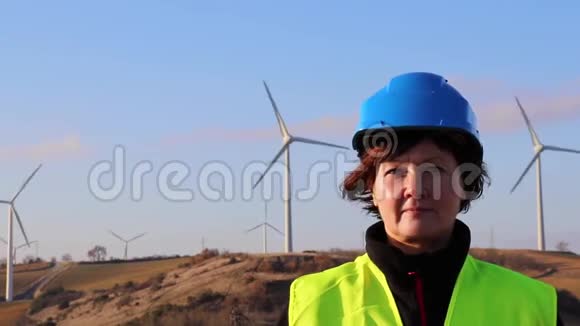 一名从事风力涡轮机工作的女工视频的预览图