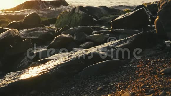 夕阳西下的海岩石滩视频的预览图