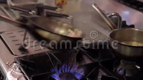 在煎锅中大火煮用油煎火腿片视频的预览图