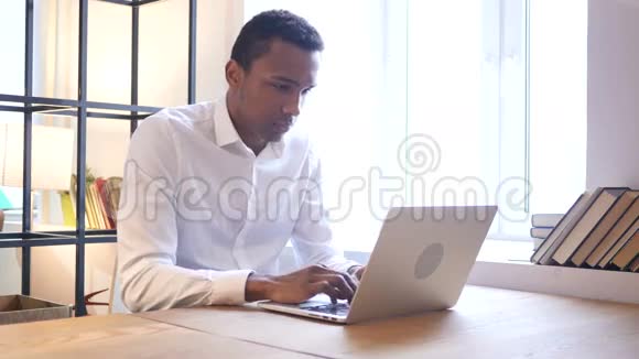 生病的黑人在笔记本电脑上工作咳嗽视频的预览图