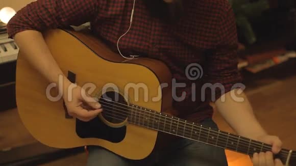 一个小男孩弹吉他视频的预览图