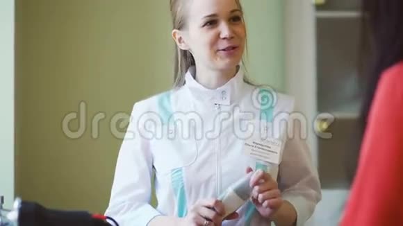 女医生向女病人解释一些事情微笑着视频的预览图
