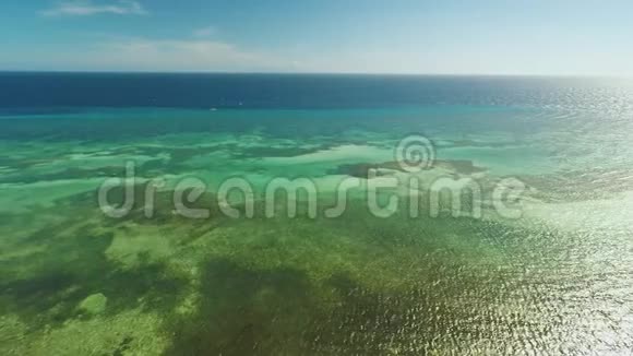 鸟瞰博霍尔海岸岛空中飞行菲律宾在海面上空飞行视频的预览图