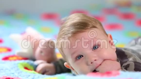 美丽的微笑宝宝一个漂亮的小宝宝躺在床上对着相机微笑轻轻地聚焦着视频的预览图