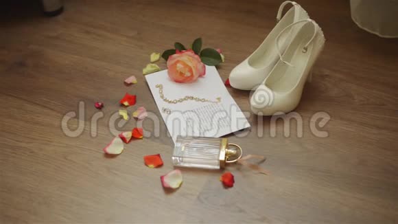 婚礼作文新娘的早晨穿着高跟鞋的白色结婚鞋戒指玫瑰花瓣和婚礼视频的预览图
