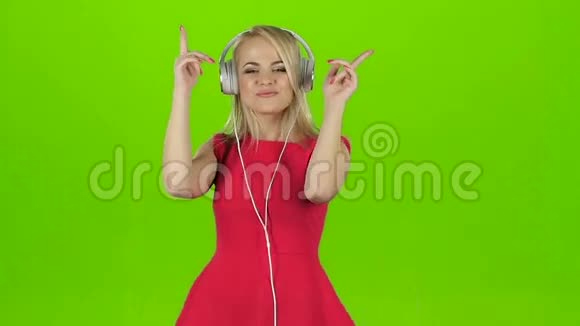 穿红色衣服的女孩戴着耳机跳舞慢动作视频的预览图