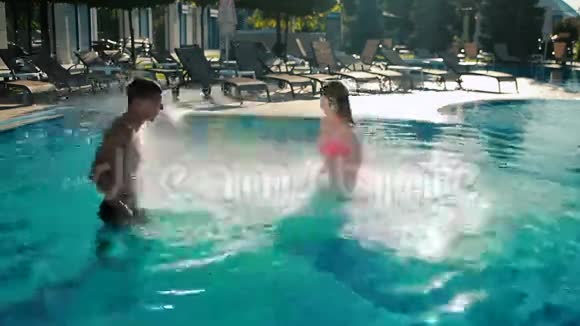 年轻夫妇在游泳池里玩得很开心视频的预览图