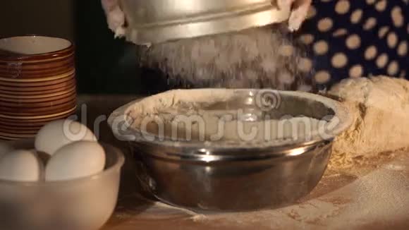 特写一张面包师的照片他用筛子把面粉筛出来给厨师视频的预览图