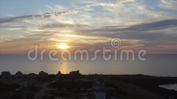 日落与无人机向前飞行空中观景4k视频的预览图