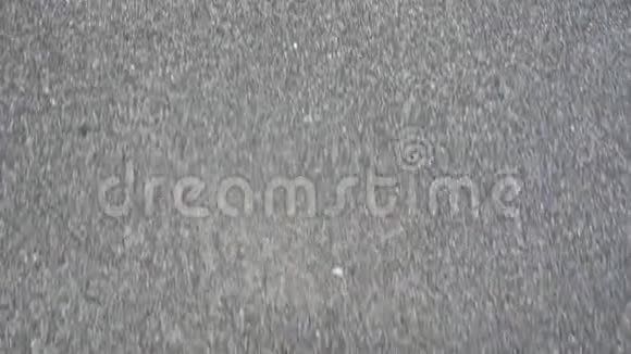 一个皮肤黝黑的白人男子的腿赤脚走在沙滩上的海洋冲浪第一人视频的预览图