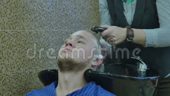 在理发店洗头的人视频的预览图