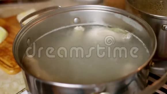 在锅里煮鸡汤视频的预览图