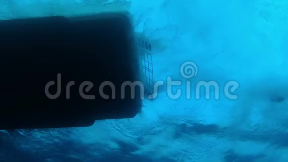 潜水艇船体的水下视野视频的预览图