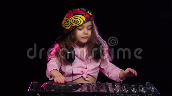 女孩DJ在明亮的帽子上玩乙烯基慢动作视频的预览图