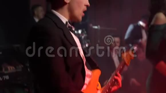 吉他手和他的摇滚乐队在舞台上非常活跃视频的预览图