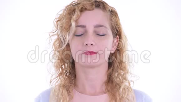 幸福美丽的金发女人闭着眼睛放松视频的预览图