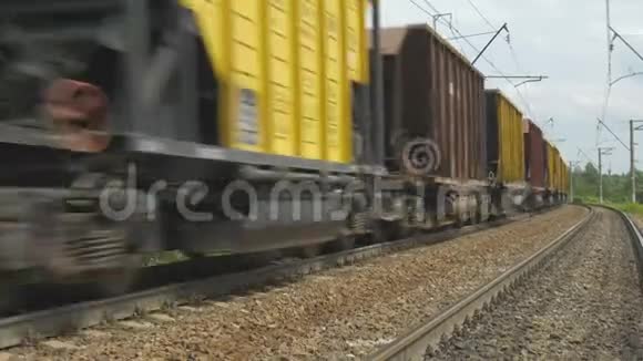 货运列车运行轨道最后一辆车在远处离去的景色视频的预览图