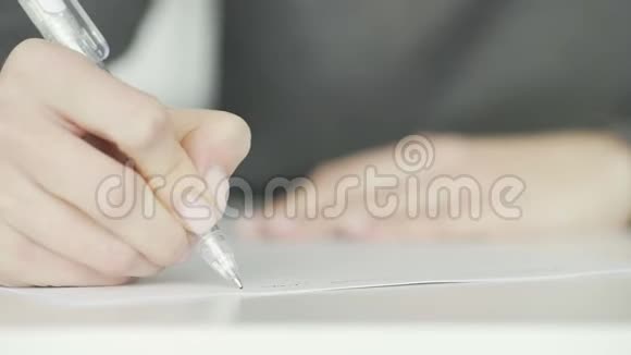 用钢笔合上女人的书写视频的预览图