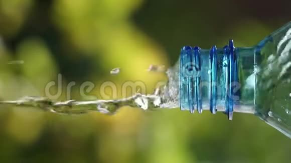 从一个空的塑料瓶里滴一滴水视频的预览图