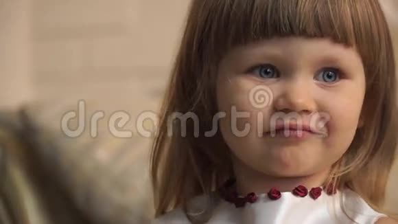 一个蓝眼睛的小女孩的特写视频的预览图