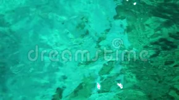 阳光明媚的一天地中海的慢镜头荡漾视频的预览图