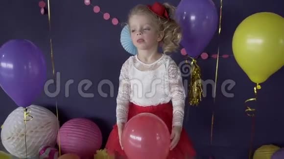 小可爱女孩在生日聚会上扔红色气球的肖像视频的预览图