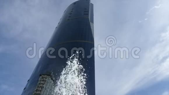 现代高层建筑喷泉清新背景视频的预览图