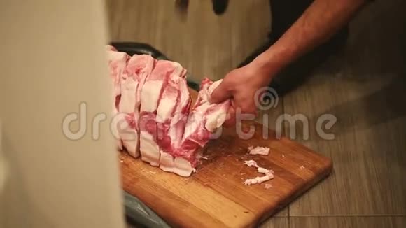 人用斧头砍肉视频的预览图