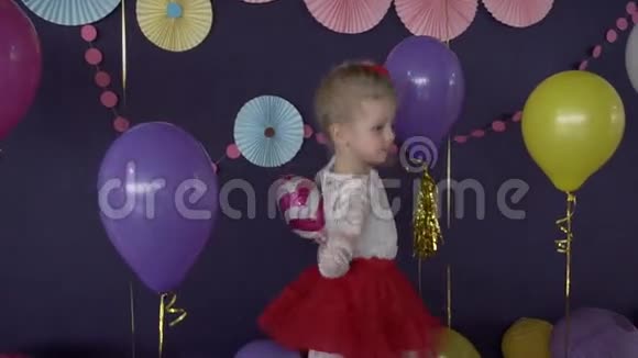 小美女在生日聚会上跳舞视频的预览图