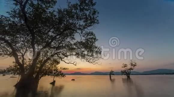 日落天空普吉岛沙滩4k时间流逝泰国视频的预览图