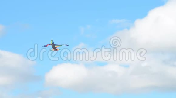 彩虹色风筝在强风中逆天飞翔视频的预览图