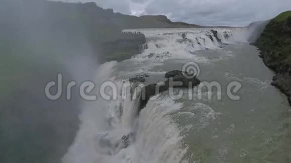 美丽的观瀑布格尔夫斯和周围的自然安德列夫视频的预览图
